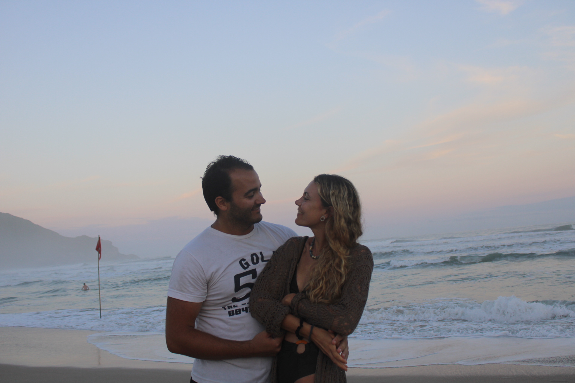Ine y Galo abrazados